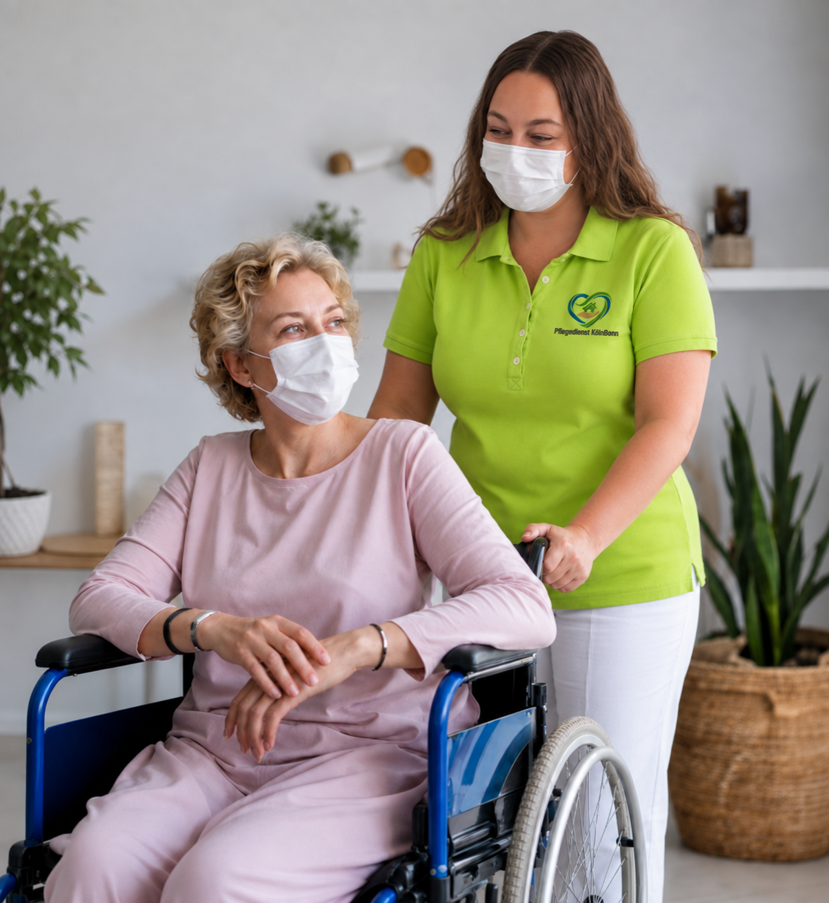 Pflegekraft begleitet eine Seniorin im Rollstuhl bei der häuslichen Pflege
